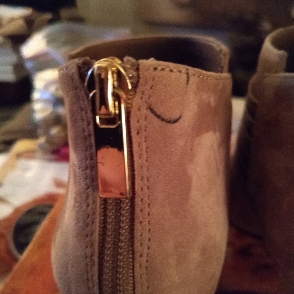 Bella~Vita Nerissa Short Ankle Booties - Picture 4 of 10